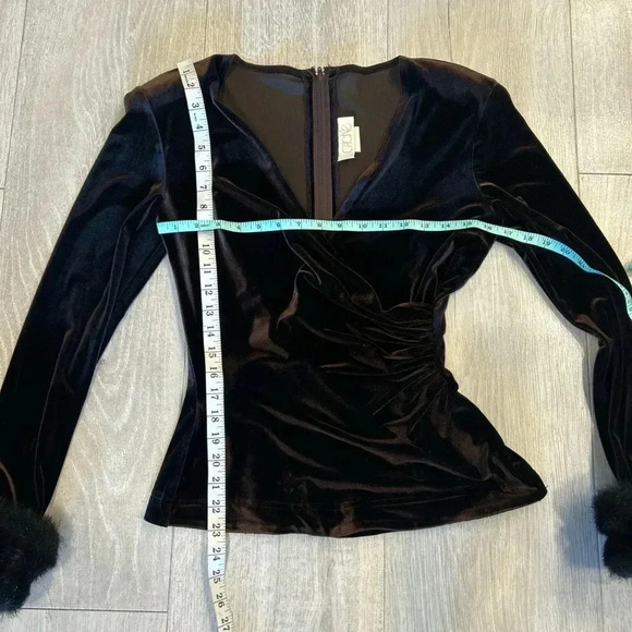 Cache brown velvet long sleeve top with faux fur cuffs. - Picture 6 of 7